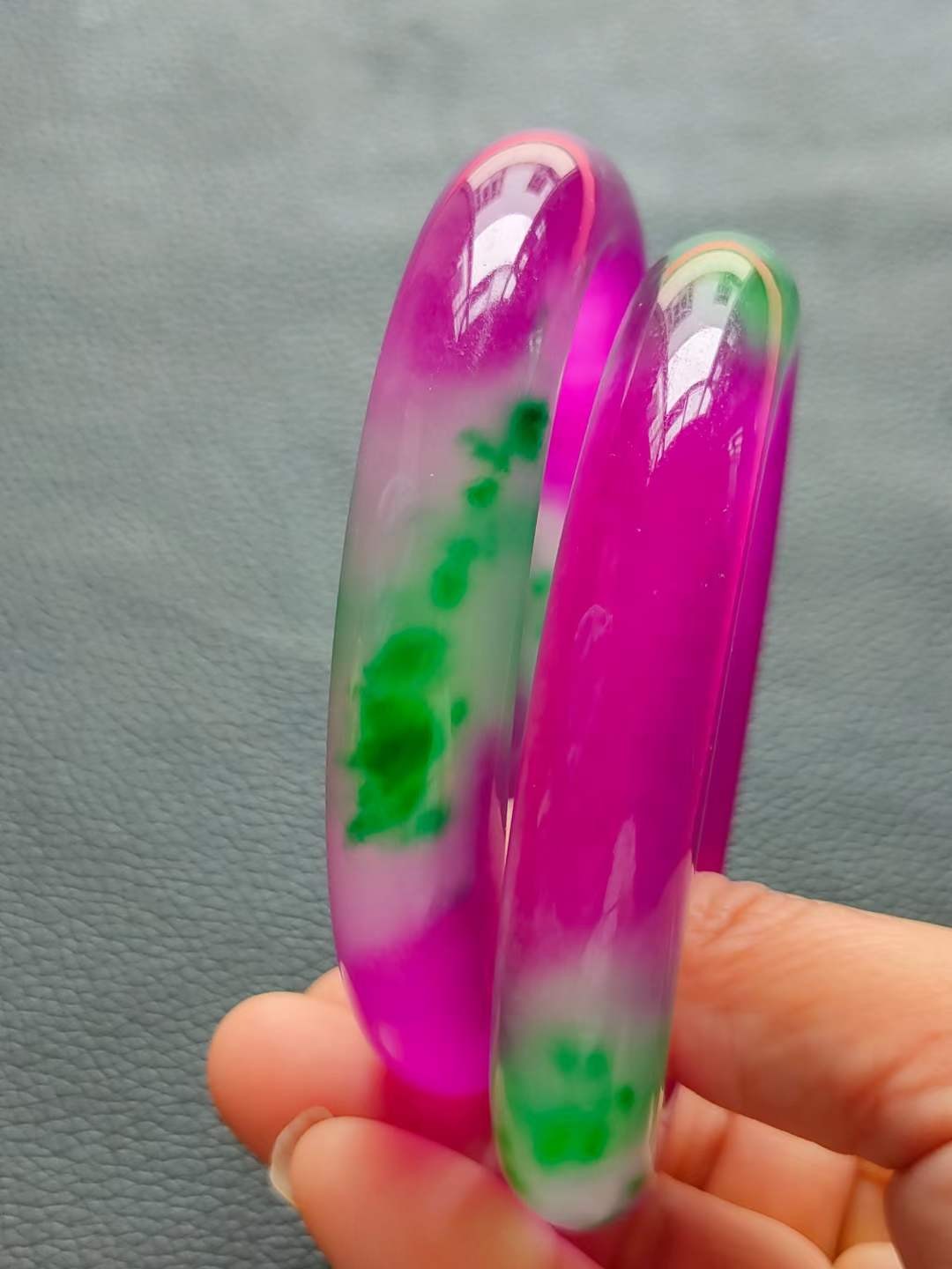 大漆楠木描金盒装顶级冰种帝王翡翠手镯，水头足，质地细腻纯净无瑕疵，颜色为纯正、明亮、浓郁、非常漂亮。