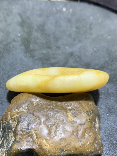 精美天然地表黄白料金丝玉籽料原石一块， 精美天然地表黄白料金丝玉籽料原石一块，