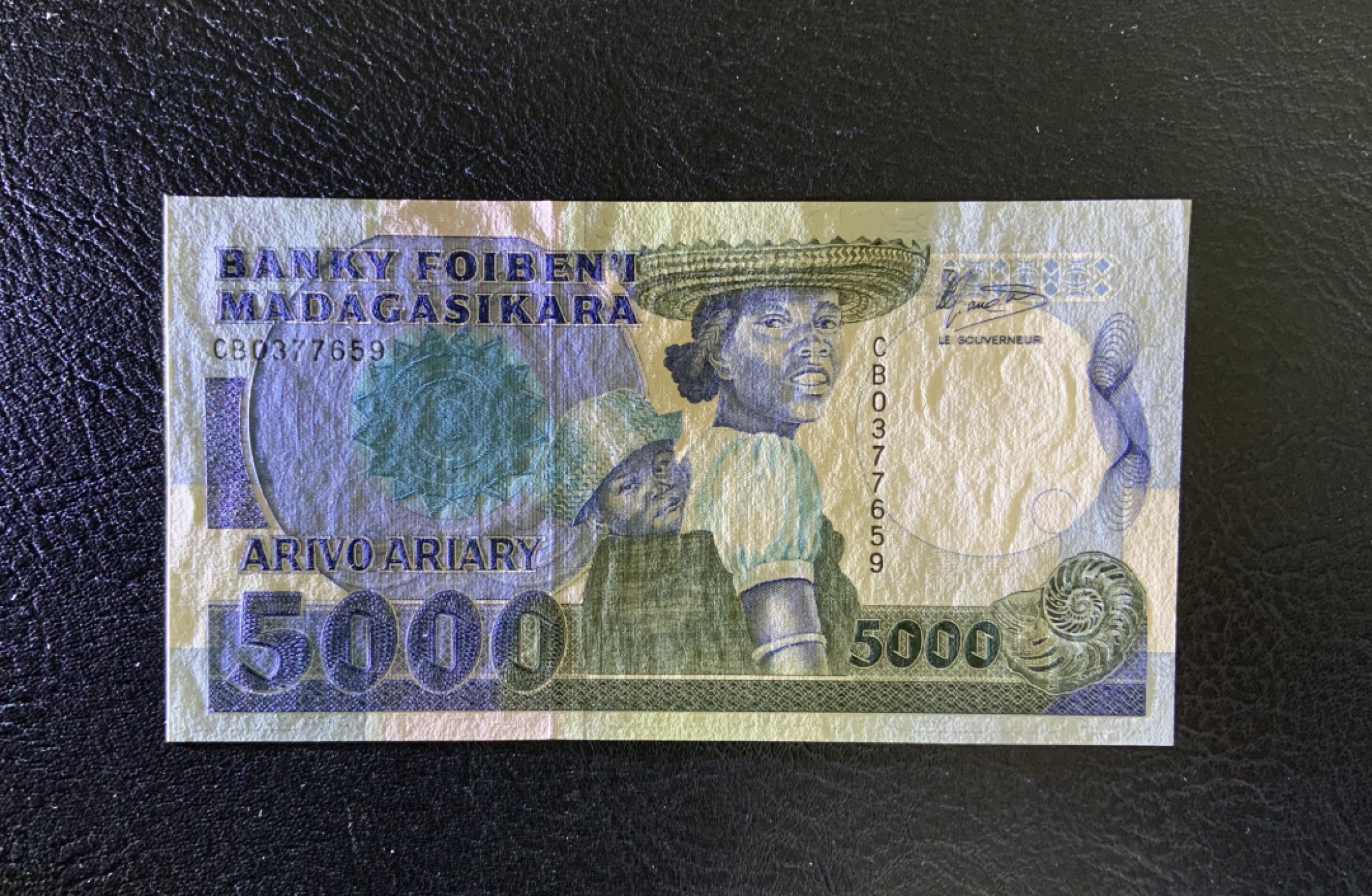 收藏联盟Quantum Auction 第247期拍卖 马达加斯加1988-94年5000里亚尔 品相全新UNC 少见初版 a版  背面为马达加斯加国家图书馆和独立纪念石碑