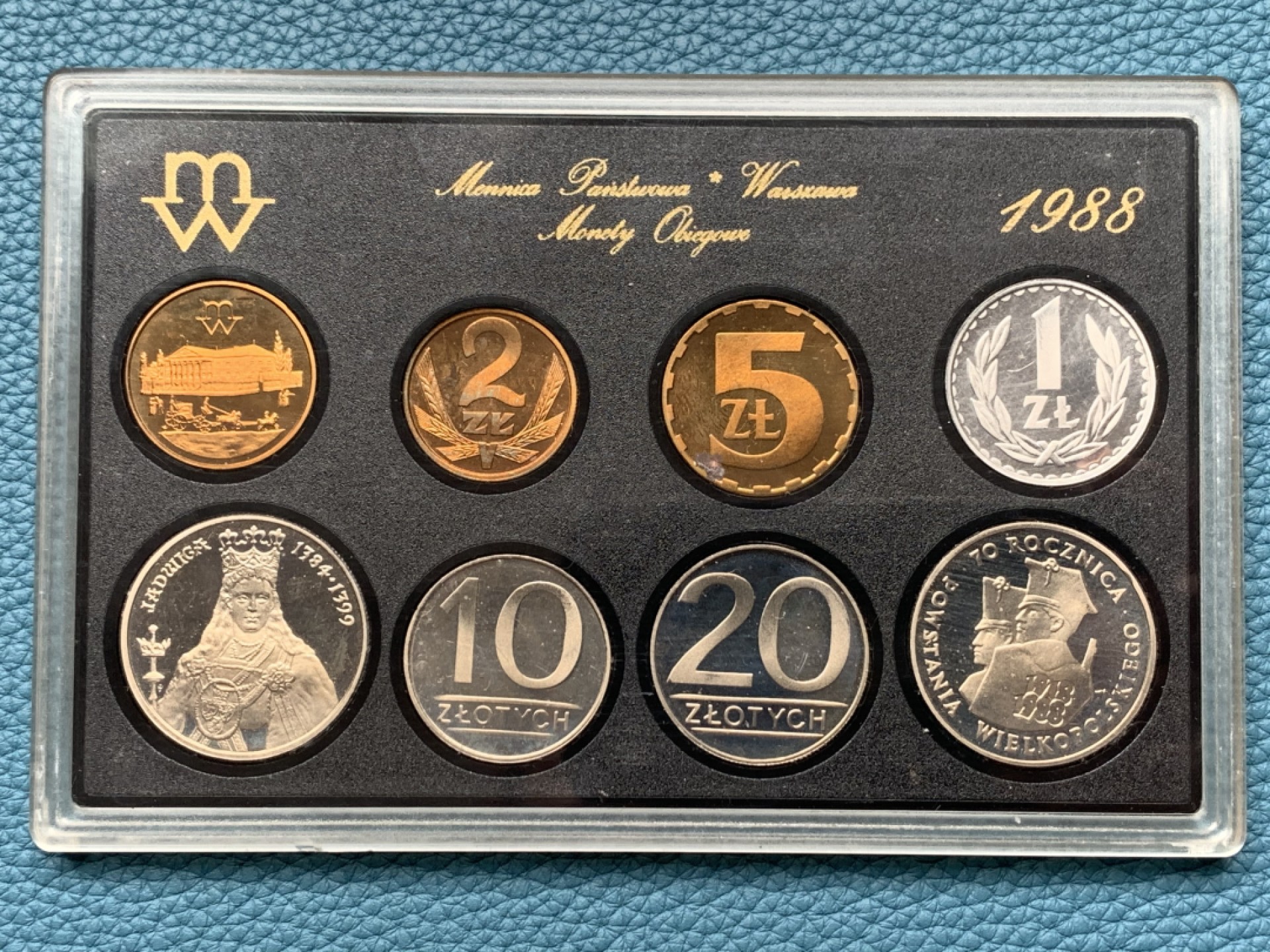 《竞宝斋》第151场-周日，周一，周四 3场 (全场包邮) 波兰1988年官方原盒精制币8枚套，含2枚不同纪念币，克劳斯编号KM#PS7，东欧精制币少见