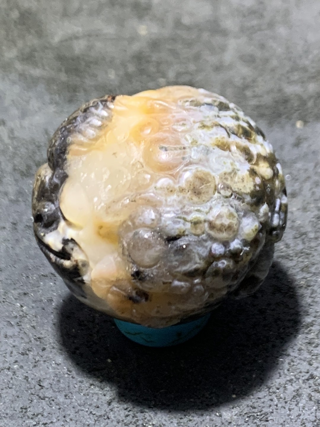 精美战国红玛瑙雕刻招财三足金蟾珠一颗！