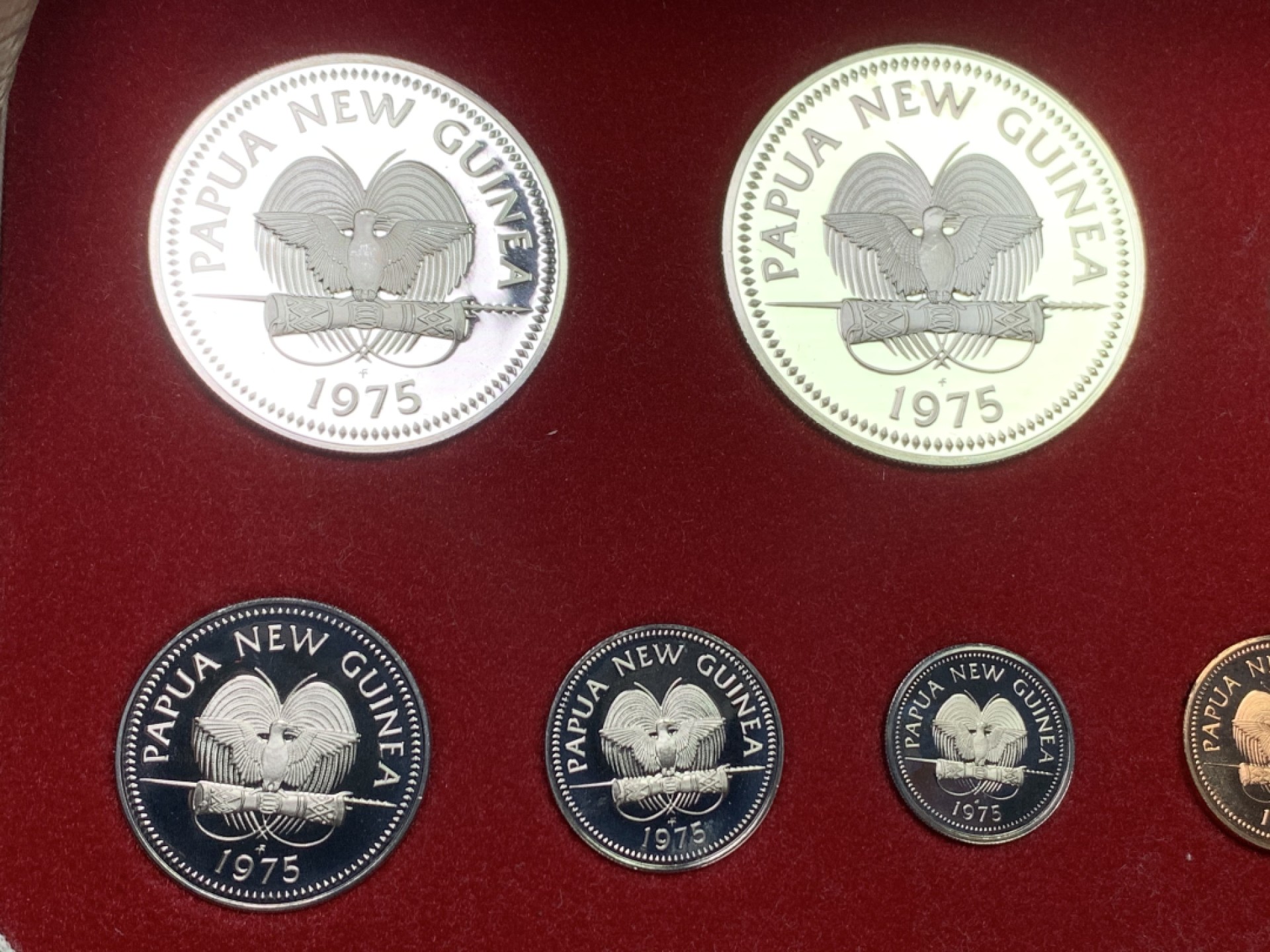 《竞宝斋》第151场-周日，周一，周四 3场 (全场包邮) 原盒 巴布亚新几内亚 1975年 八枚套 其中5和10元是大银币