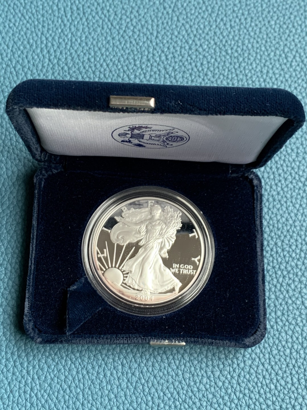 《竞宝斋》第151场-周日，周一，周四 3场 (全场包邮) 原盒 美国2004年 行走女神1盎司大银币 精制版 这个比普通的罕见太多了 价格也相差两三倍