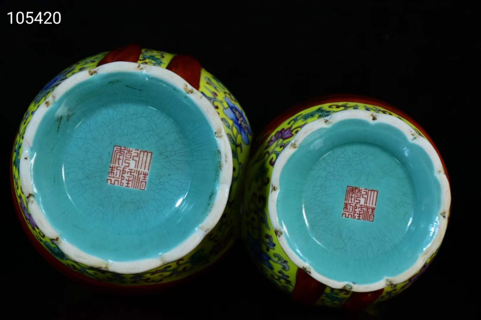 旧藏大清乾隆年制珐琅彩链体包袱葫芦瓶，造型独特，器型规整精致，品相完美如图 旧藏大清乾隆年制珐琅彩链体包袱葫芦瓶，造型独特，器型规整精致，品相完美如图