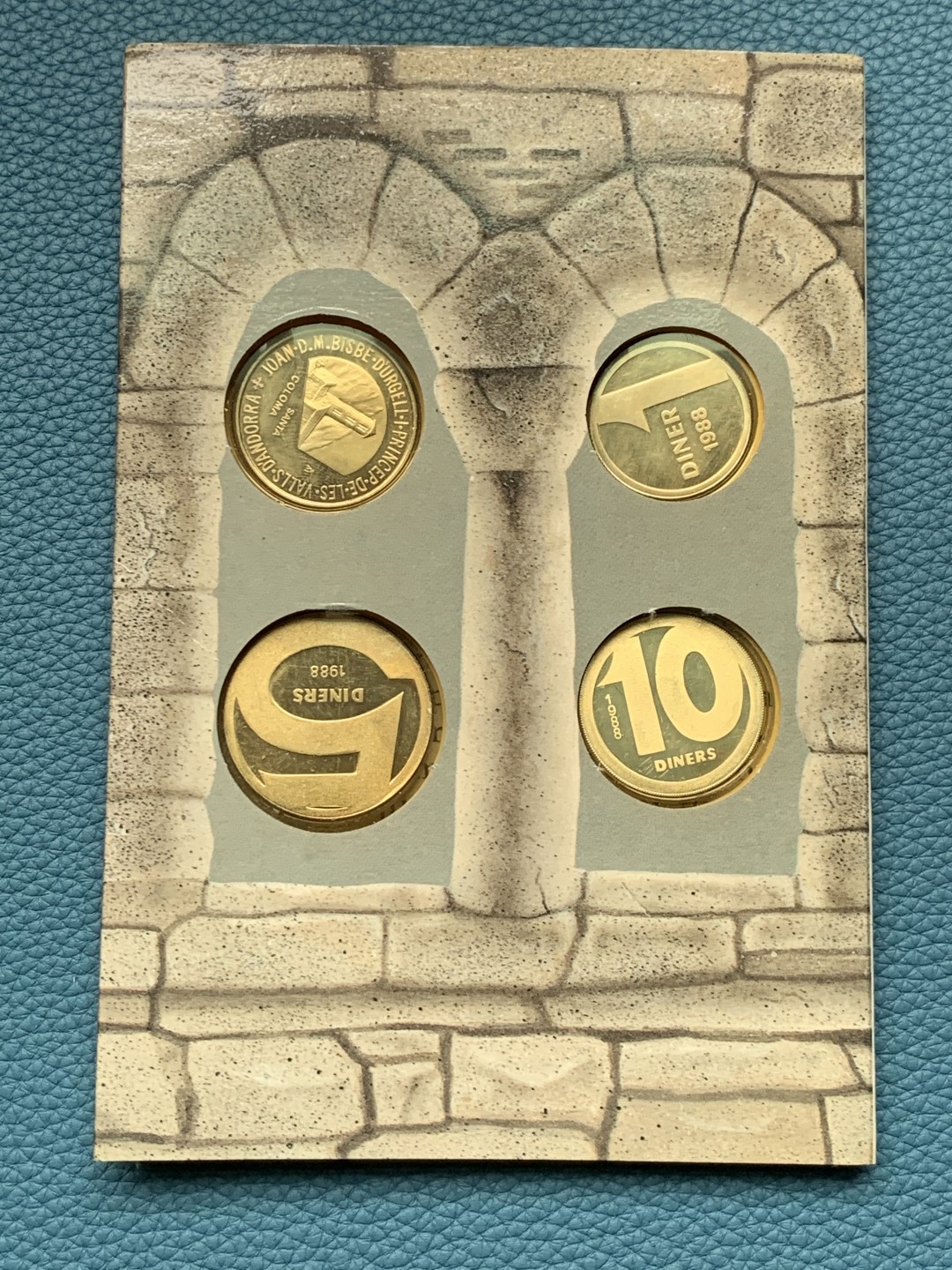 《竞宝斋》第151场-周日，周一，周四 3场 (全场包邮) 卡装 安道尔1988年 1/2/5/10第纳尔 四枚套硬币 其中最大枚是银币 8克 90%银 发行量只有一万套