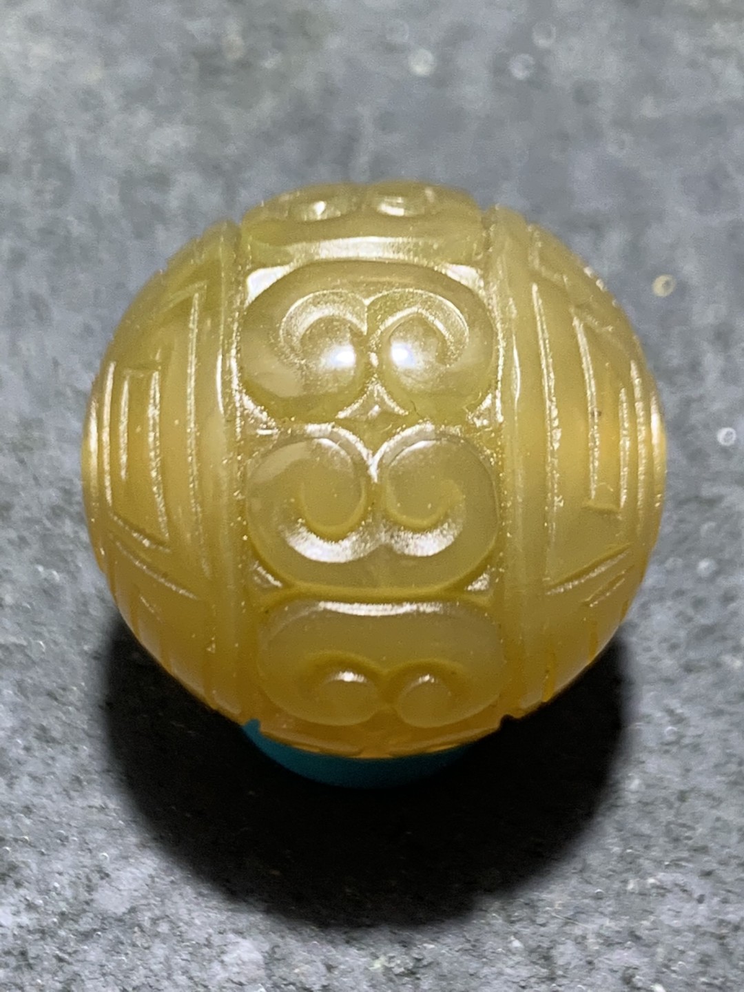 精美高润度冻料飘金沙蒙料战国红雕刻2.1回纹珠子一颗，