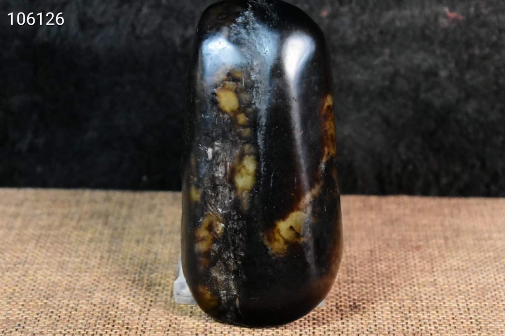 旧藏新疆和田玉籽料黑皮原石雕刻山水人物挂件，玉质细腻油润，雕刻精细，纯手工雕刻，深浮雕工艺，品相完美如图