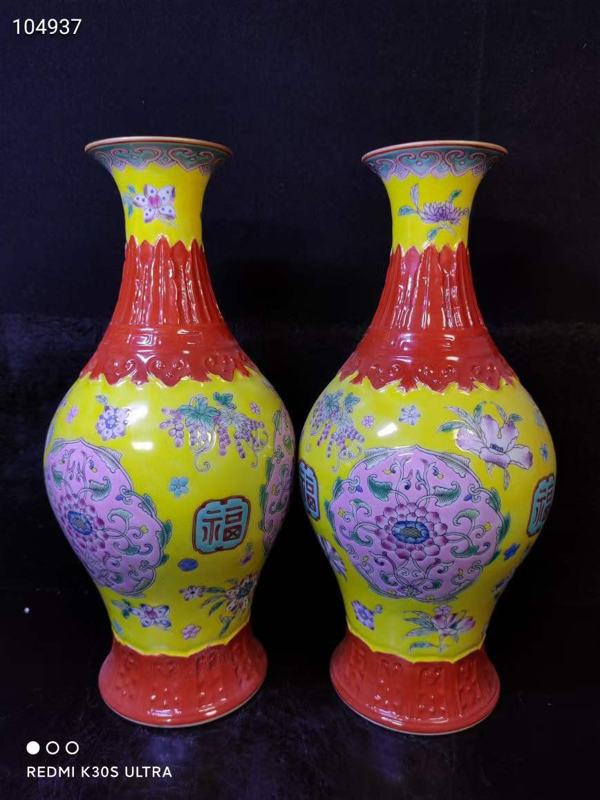 旧藏大清雍正年制珐琅彩福字观音瓶一对， 旧藏大清雍正年制珐琅彩福字观音瓶一对，