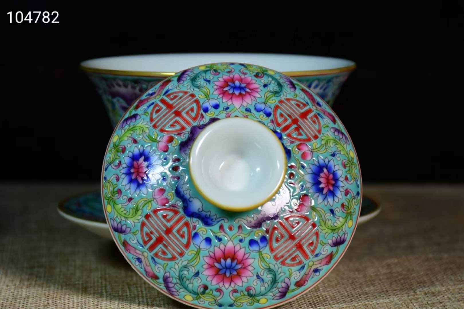 旧藏大清乾隆年制珐琅彩花卉茶杯一对，器型规整精致，发色纯正，纯手 
