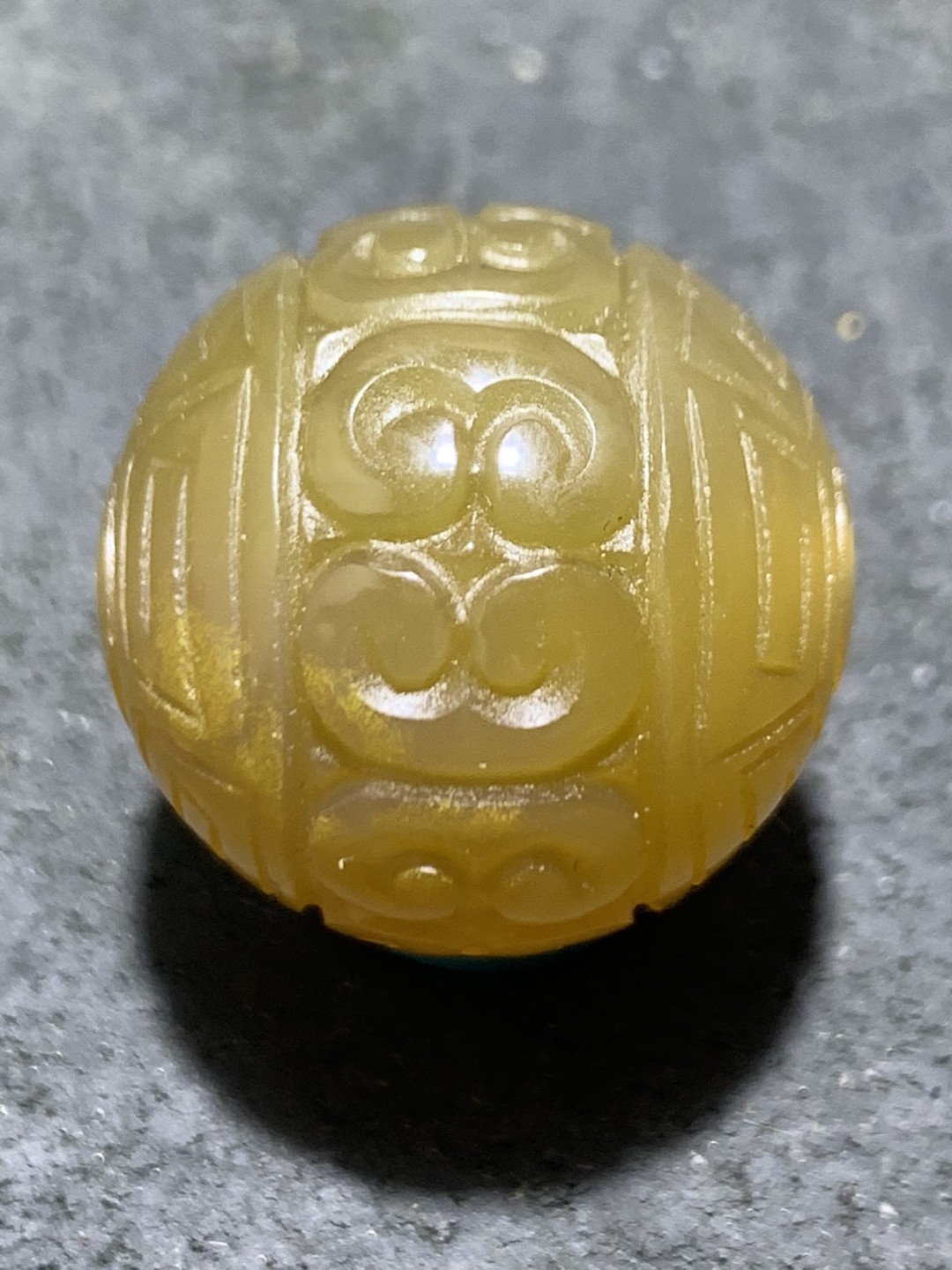 精美高润度冻料飘金沙蒙料战国红雕刻2.1回纹珠子一颗，