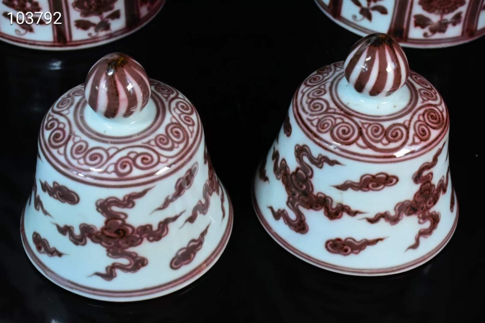 旧藏大明宣德年制釉里红龙纹梅瓶一对，画工精细，发色纯正，纯手绘画工，品相完美