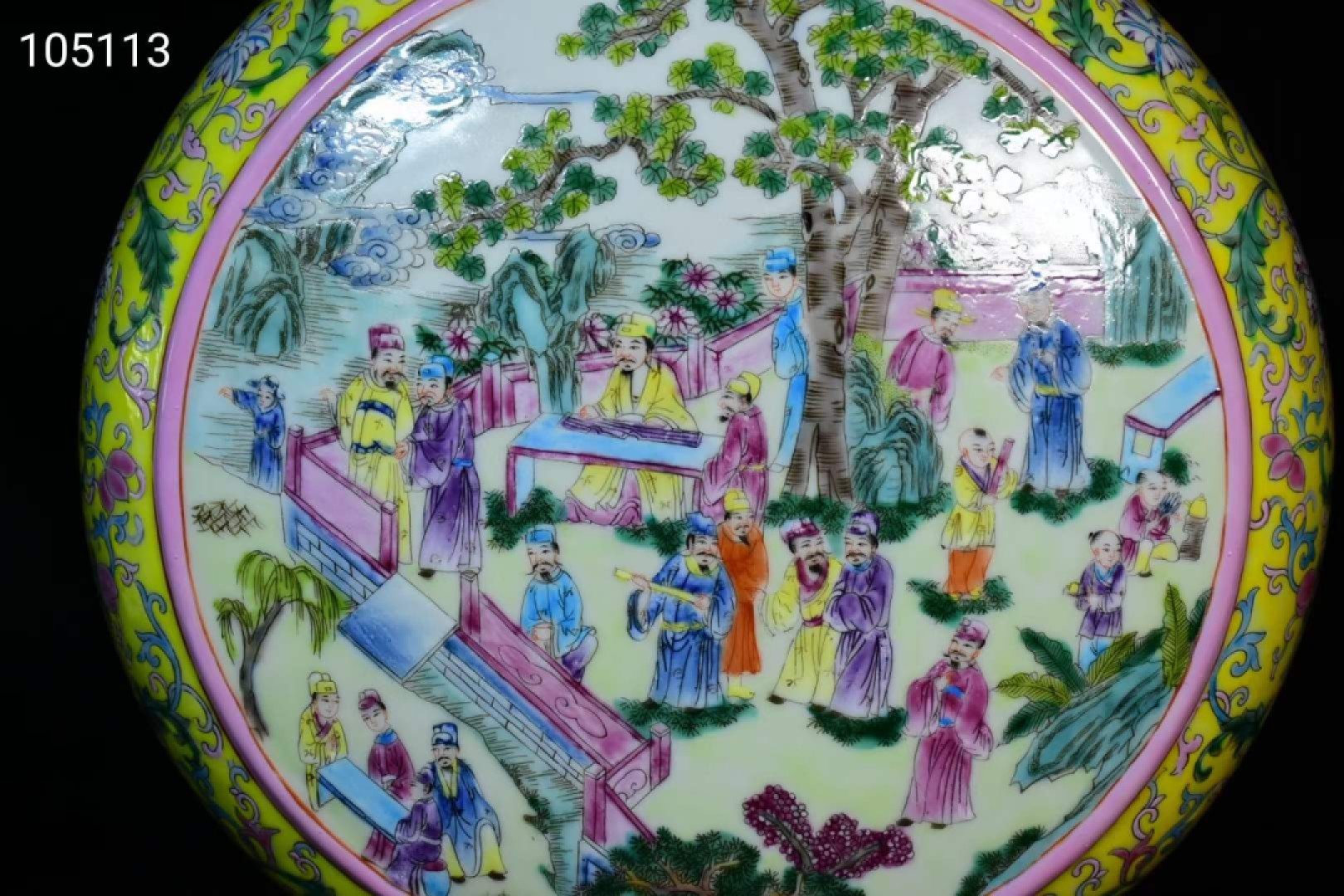 旧藏大清乾隆年制珐琅彩人物抱月瓶，器型规整精致，画工精细，纯