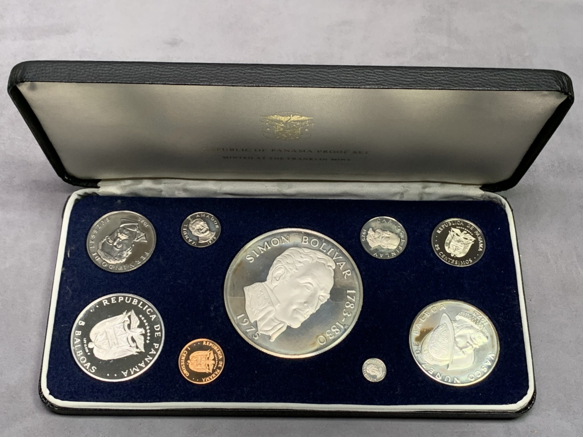 《竞宝斋》第151场-周日，周一，周四 3场 (全场包邮) 原盒 巴拿马1975年 九枚套精制币 1元26.73克/5元35.12克/20元129.59克都是92.5%银 