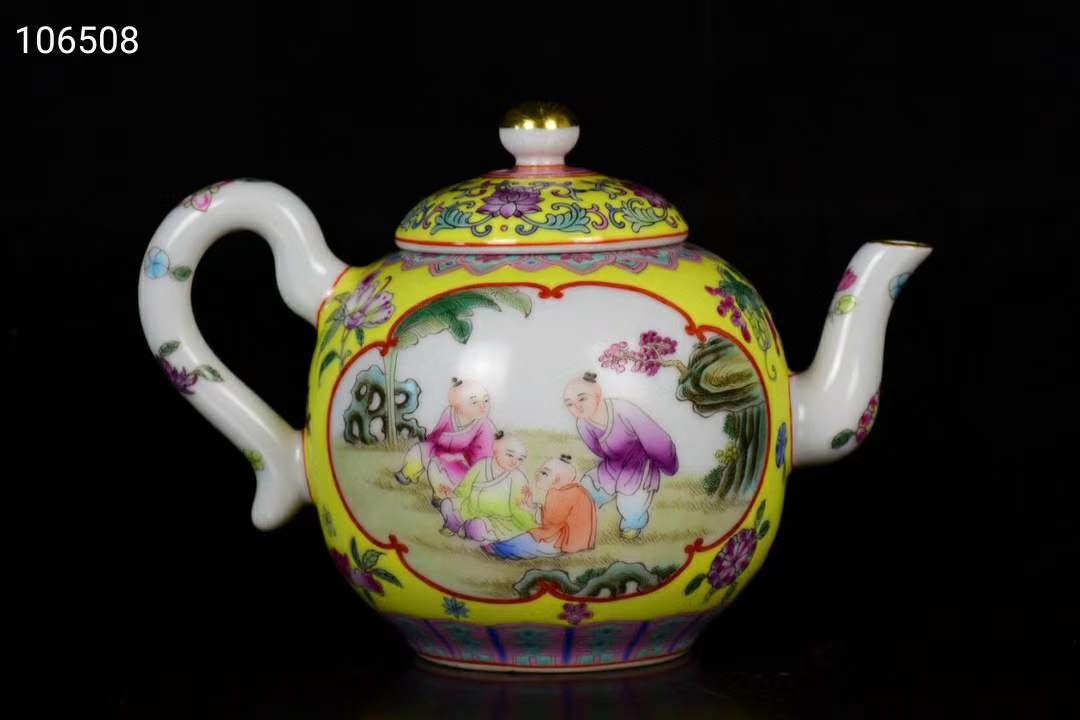 大清雍正年制珐琅彩开光人物茶壶，器型规整精致，画工精细，纯手绘画工 大清雍正年制珐琅彩开光人物茶壶，器型规整精致，画工精细，纯手绘画工