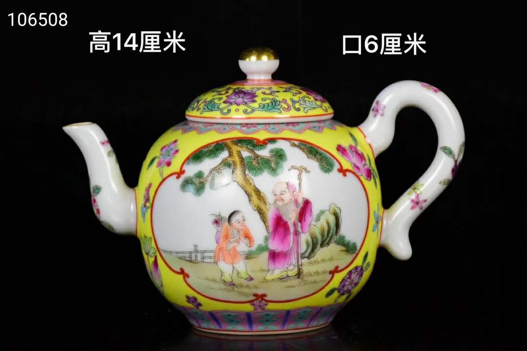大清雍正年制珐琅彩开光人物茶壶，器型规整精致，画工精细，纯手绘画工