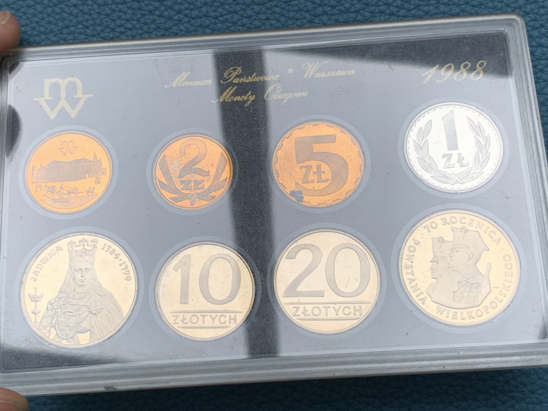 《竞宝斋》第151场-周日，周一，周四 3场 (全场包邮) 波兰1988年官方原盒精制币8枚套，含2枚不同纪念币，克劳斯编号KM#PS7，东欧精制币少见