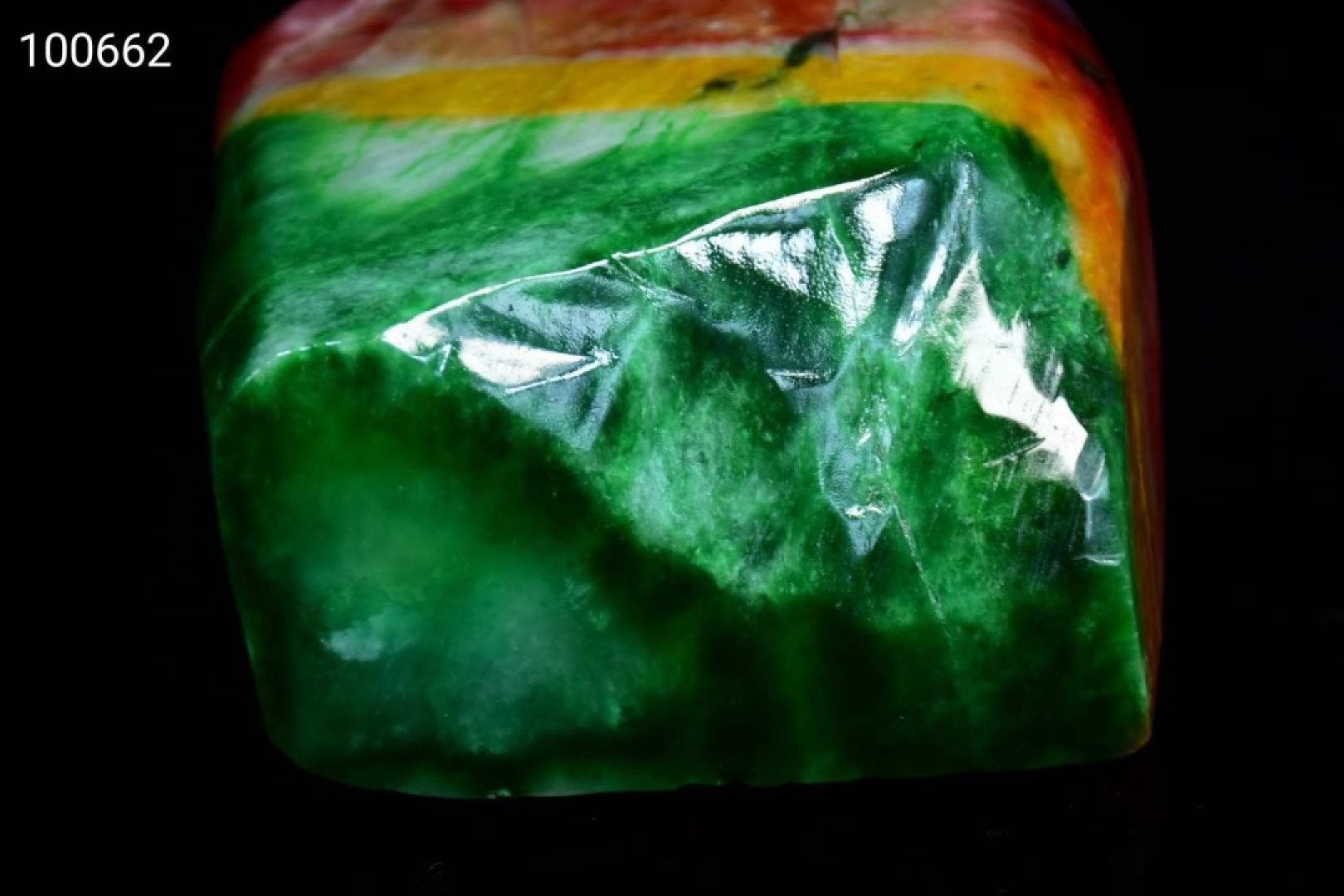 冰种四彩翡翠雕刻山水人物摆件，翠质冰透，雕刻精美，纯手工雕刻，是一整块翡翠原石雕刻而成，品相如图 冰种四彩翡翠雕刻山水人物摆件，翠质冰透，雕刻精美，纯手工雕刻，是一整块翡翠原石雕刻而成，品相如图