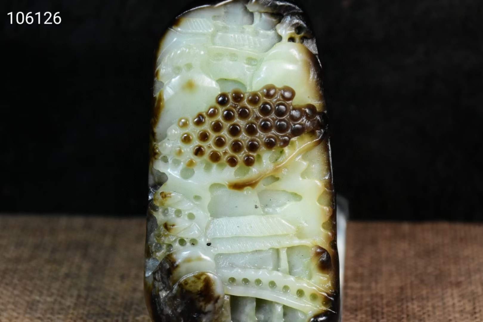 旧藏新疆和田玉籽料黑皮原石雕刻山水人物挂件，玉质细腻油润，雕刻精细，纯手工雕刻，深浮雕工艺，品相完美如图