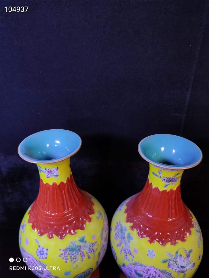 旧藏大清雍正年制珐琅彩福字观音瓶一对， 旧藏大清雍正年制珐琅彩福字观音瓶一对，