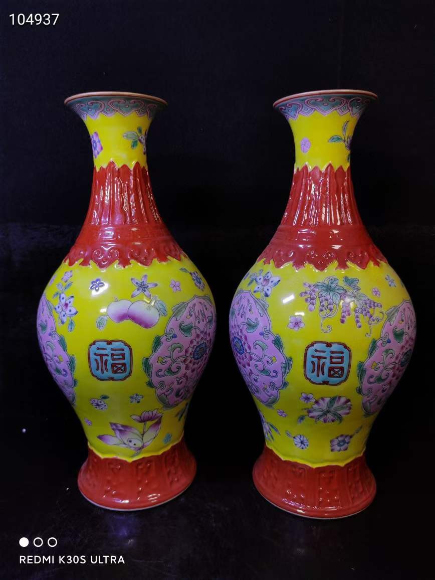 旧藏大清雍正年制珐琅彩福字观音瓶一对， 旧藏大清雍正年制珐琅彩福字观音瓶一对，