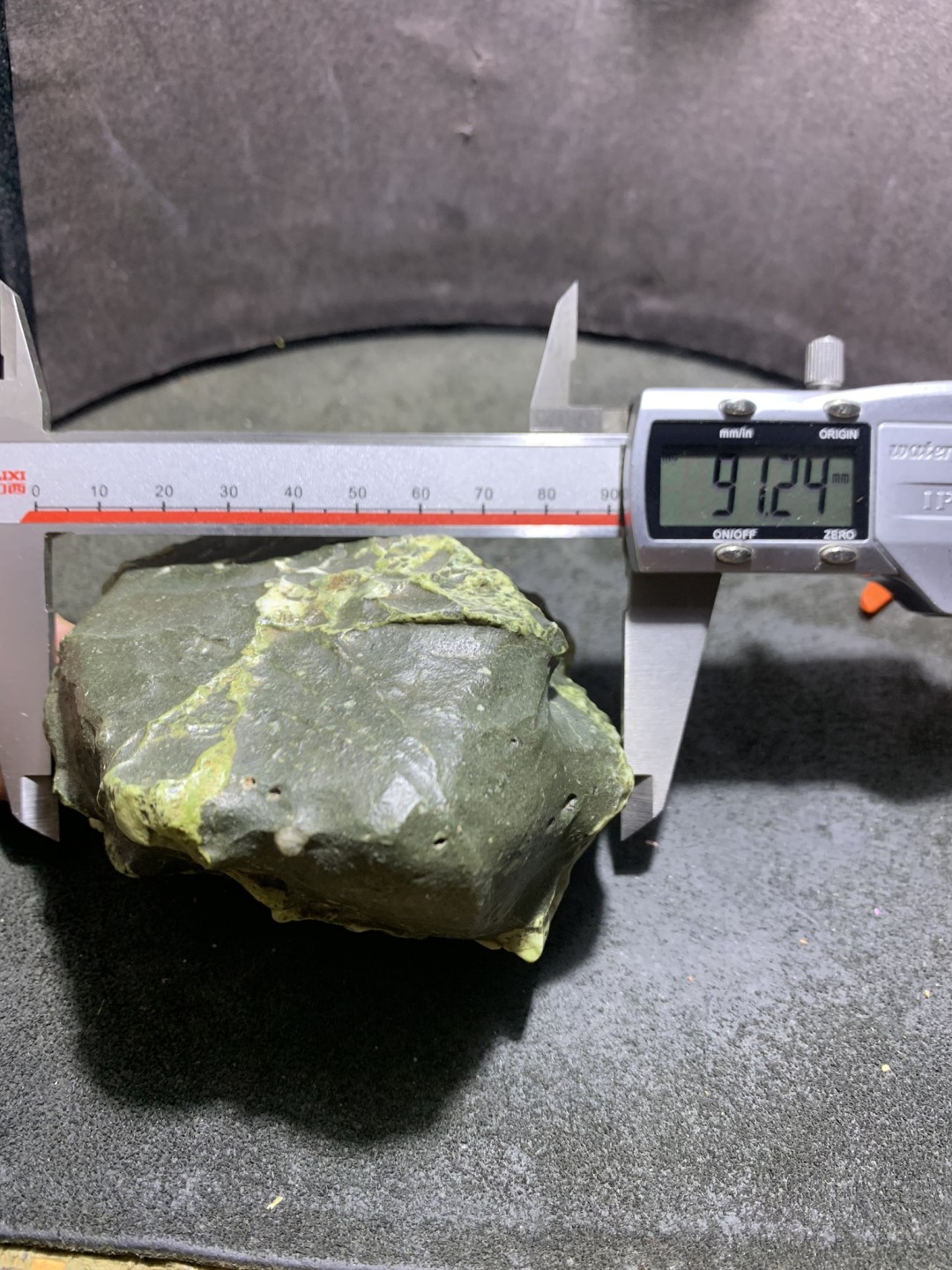 精美戈壁绿风凌石原石摆件.（把件）一块，