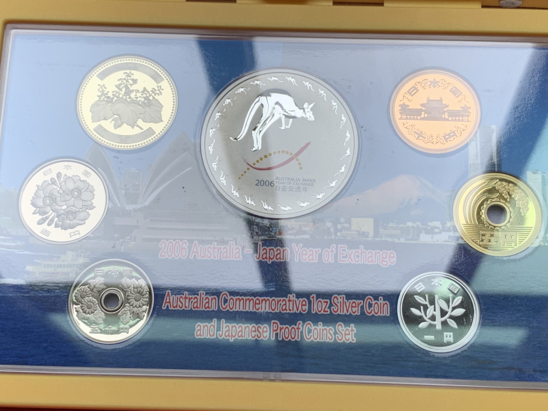 《竞宝斋》第151场-周日，周一，周四 3场 (全场包邮) 日本2006年日澳交流年精制套币含澳大利亚袋鼠1盎司银币