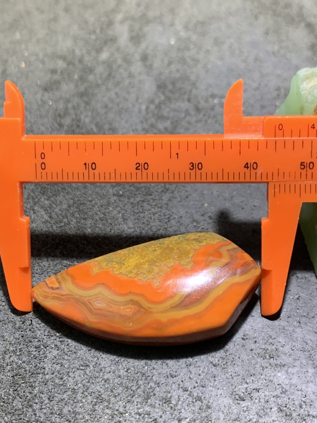 战国红玛瑙草花纹牙型吊坠一个