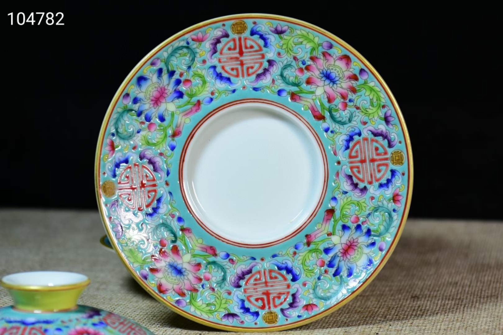 旧藏大清乾隆年制珐琅彩花卉茶杯一对，器型规整精致，发色纯正，纯手绘画工，品相完美， 旧藏大清乾隆年制珐琅彩花卉茶杯一对，器型规整精致，发色纯正，纯手绘画工，品相完美，