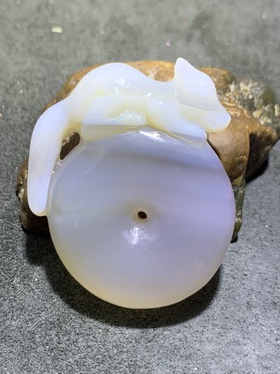 精美高玉化巴西俏色巧雕白狐大平安扣一个， - 精美高玉化巴西俏色巧雕白狐大平安扣一个，