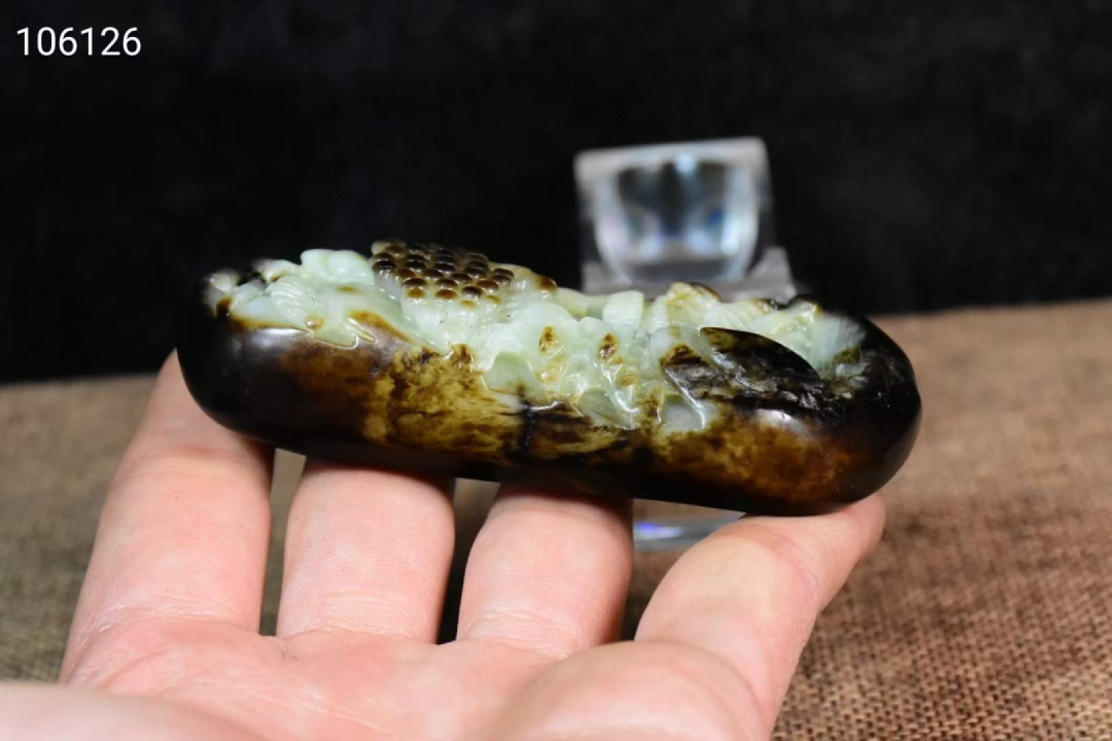 旧藏新疆和田玉籽料黑皮原石雕刻山水人物挂件，玉质细腻油润，雕刻精细，纯手工雕刻，深浮雕工艺，品相完美如图