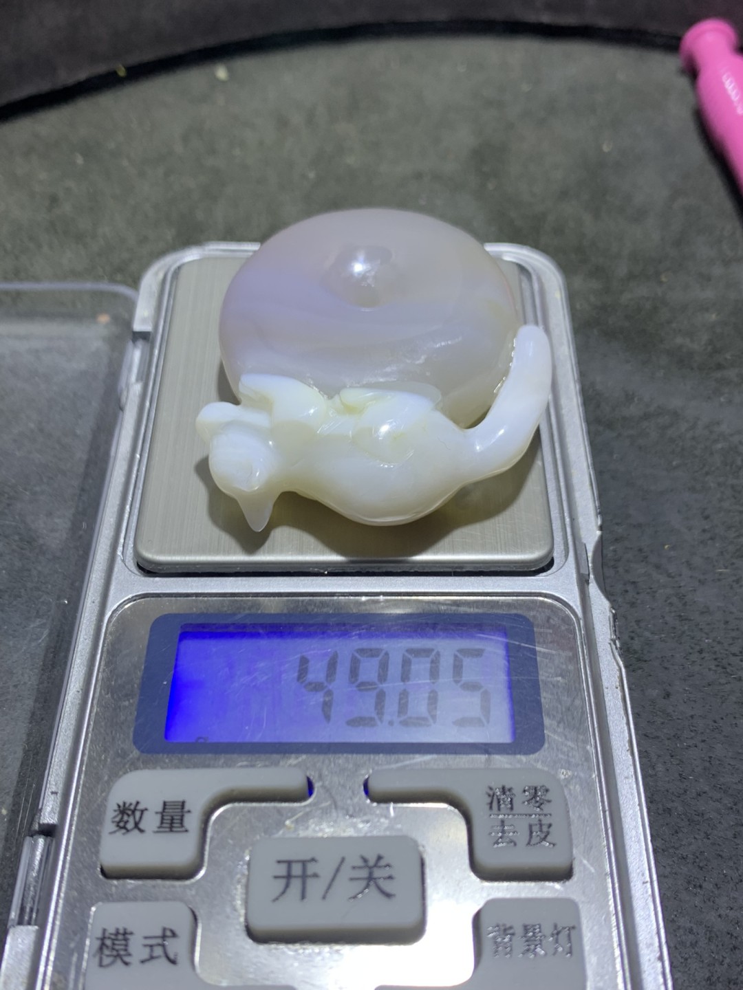 精美高玉化巴西俏色巧雕白狐大平安扣一个，