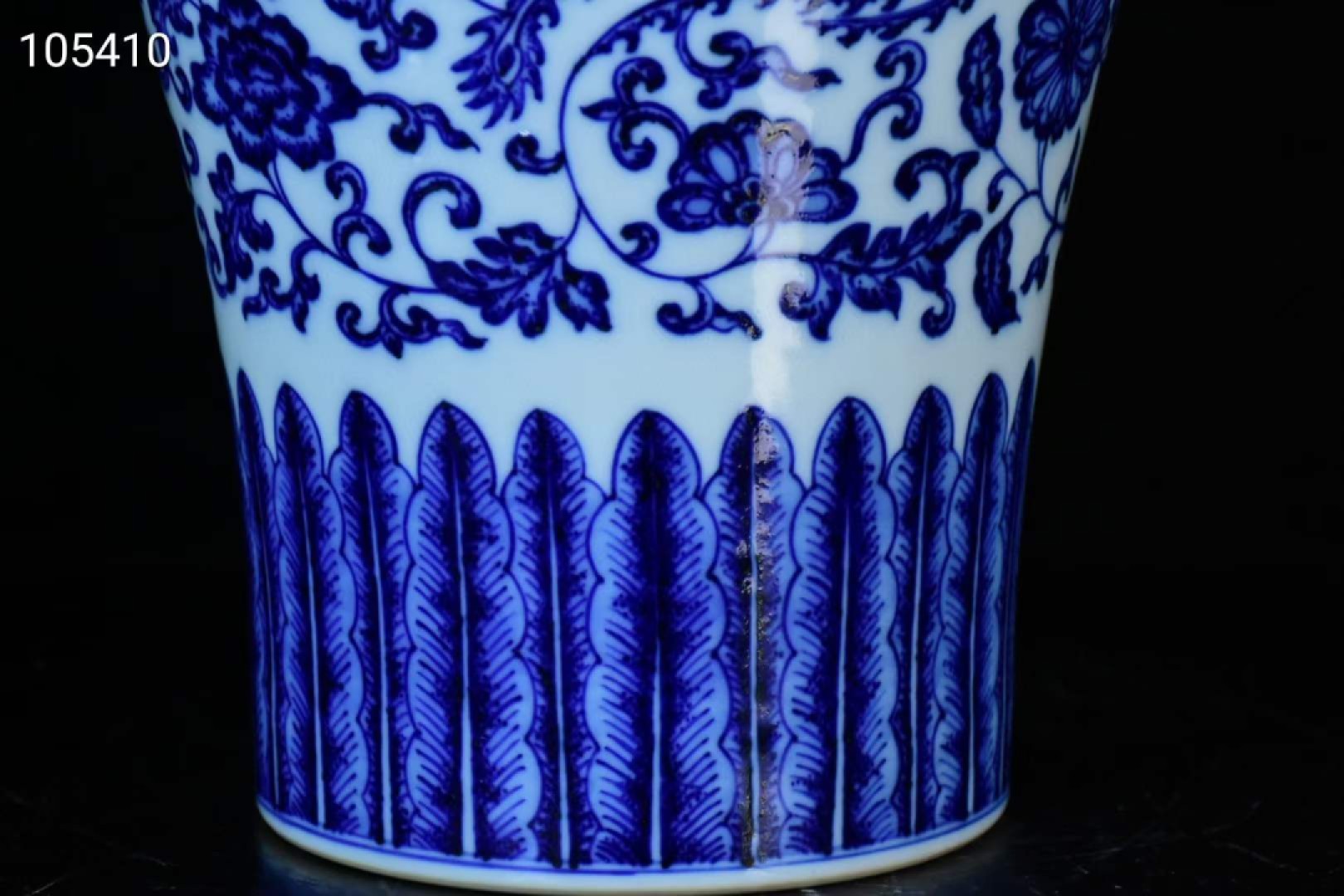 旧藏大清乾隆年制青花龙纹梅瓶，器型规整精致，青花发色深沉纯正，纯手绘画工，品相完美如图 旧藏大清乾隆年制青花龙纹梅瓶，器型规整精致，青花发色深沉纯正，纯手绘画工，品相完美如图