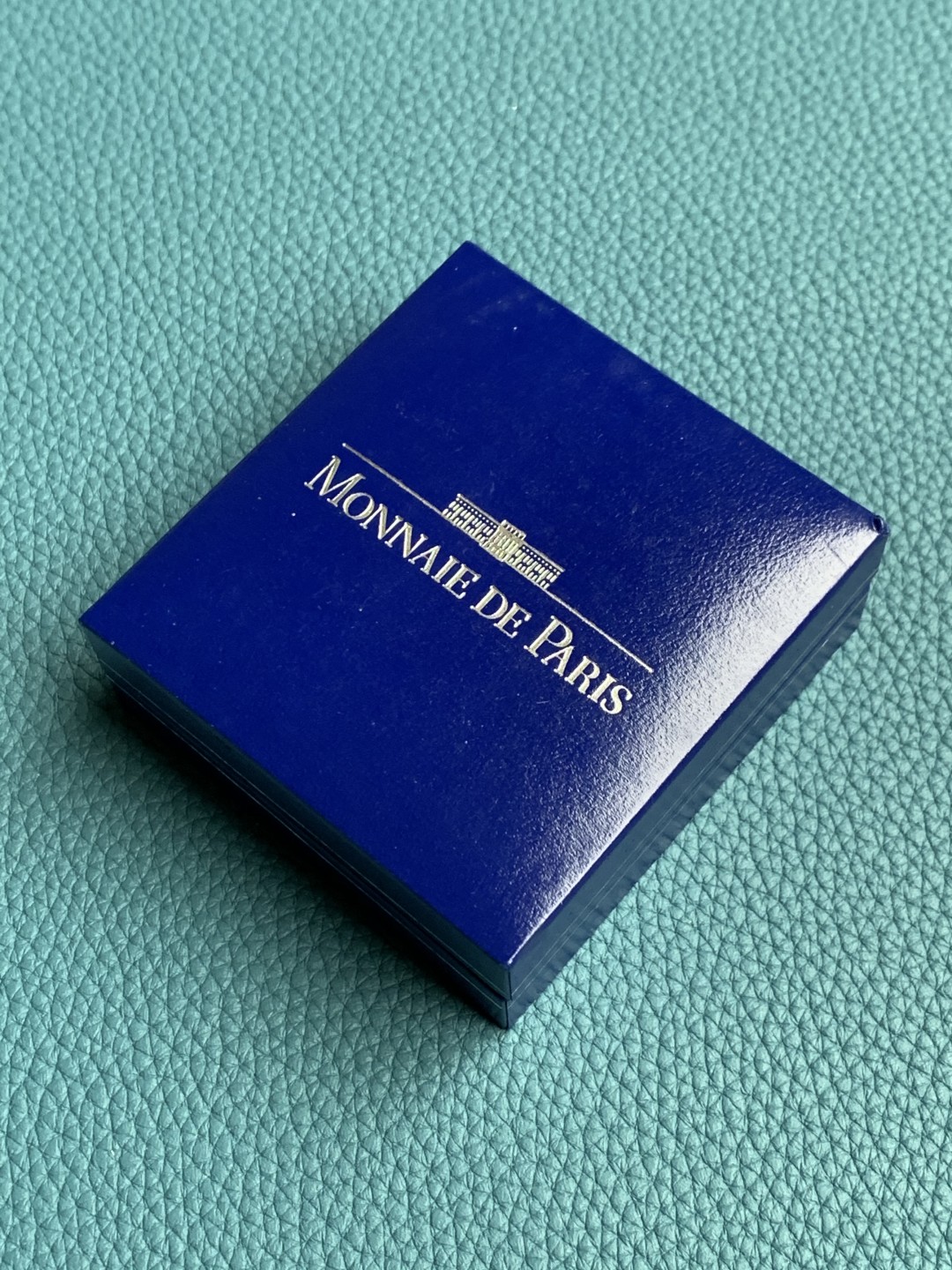 《竞宝斋》第151场-周日，周一，周四 3场 (全场包邮) 原盒 法国2000年 物理学爱因斯坦 10法郎精制大银币