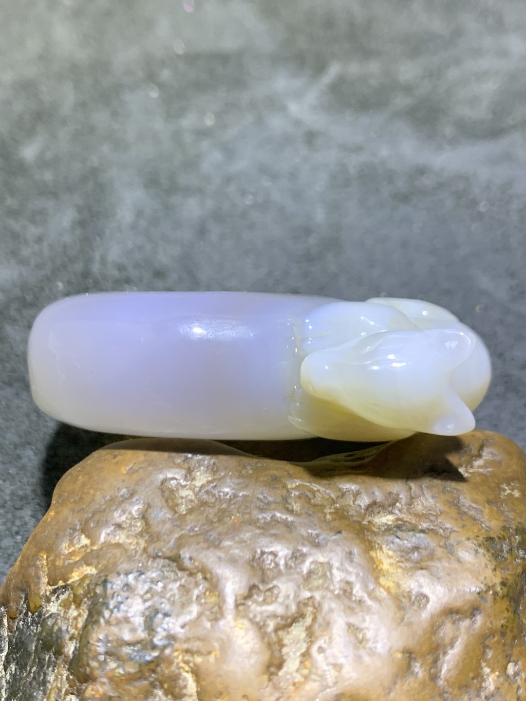 精美高玉化巴西俏色巧雕白狐大平安扣一个，