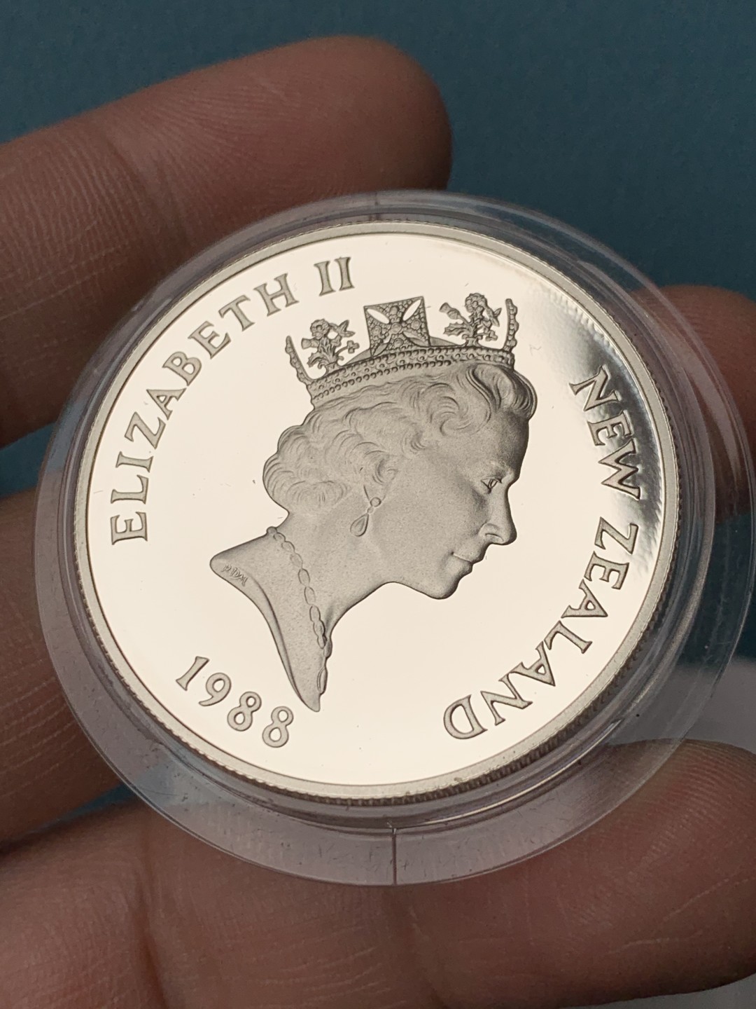 《竞宝斋》第151场-周日，周一，周四 3场 (全场包邮) 原盒 新西兰1988年 企鹅1元 精制大银币 27.216克 92.5%含银 发行量9500枚