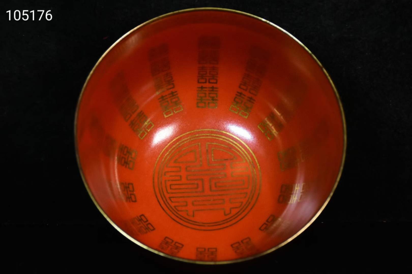 旧藏回流珊瑚釉喜字描金碗一对，燕喜同和”是取自国宝，帝后大婚瓷器的款识、是典型的大清同治时期的官窑瓷器、燕喜意为喜庆之宴会，宴印喜乐，同和意为吉祥和谐意喻都特别好。釉水肥厚，发色纯正、品相完美 旧藏回流珊瑚釉喜字描金碗一对，燕喜同和”是取自国宝，帝后大婚瓷器的款识、是典型的大清同治时期的官窑瓷器、燕喜意为喜庆之宴会，宴印喜乐，同和意为吉祥和谐意喻都特别好。釉水肥厚，发色纯正、品相完美