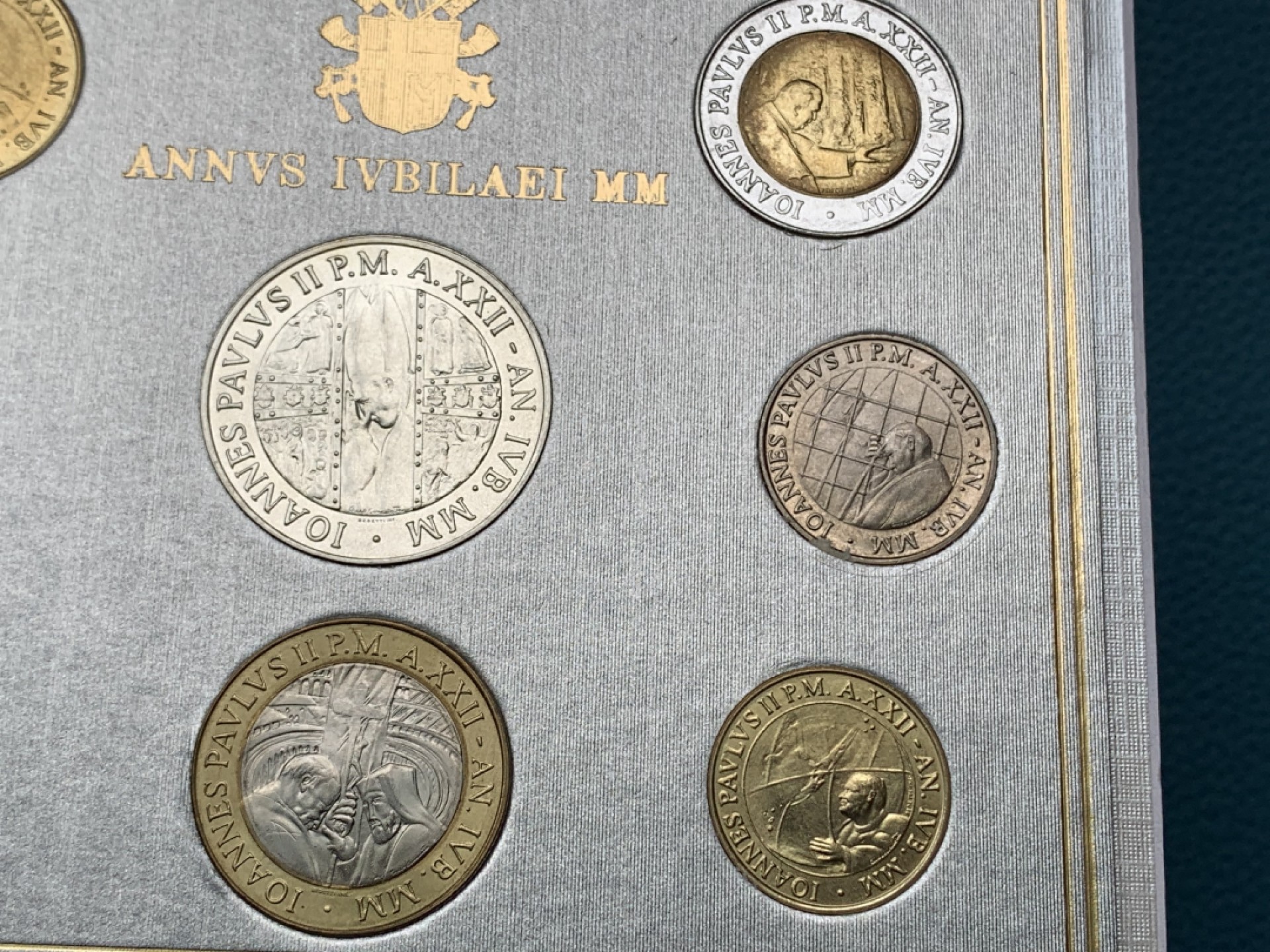 《竞宝斋》第151场-周日，周一，周四 3场 (全场包邮) 卡装 梵蒂冈2000年 千禧年纪念 八枚套 其中1000里拉是银币