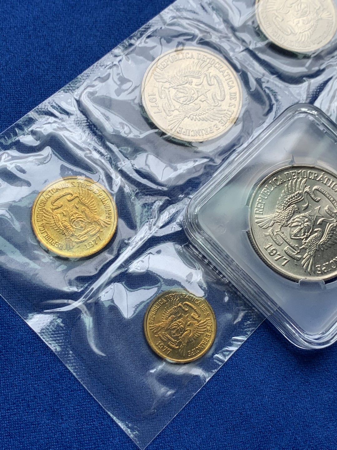 《竞宝斋》第151场-周日，周一，周四 3场 (全场包邮) 圣多美和普林西比1977年全套6枚，5枚清年份密封套币BU品质+1枚BU绝品，铸量少