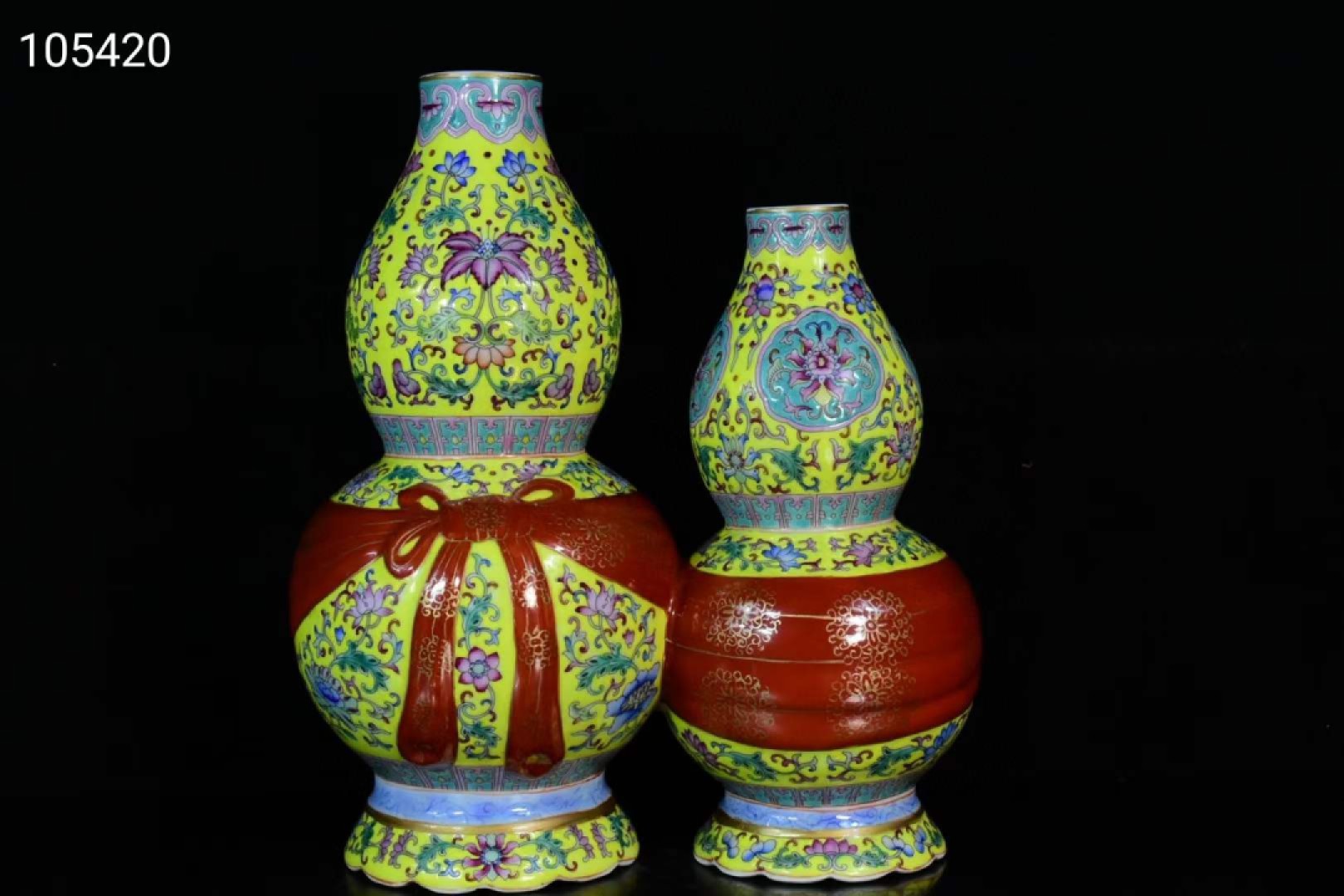 旧藏大清乾隆年制珐琅彩链体包袱葫芦瓶，造型独特，器型规整精致，品相完美如图 旧藏大清乾隆年制珐琅彩链体包袱葫芦瓶，造型独特，器型规整精致，品相完美如图