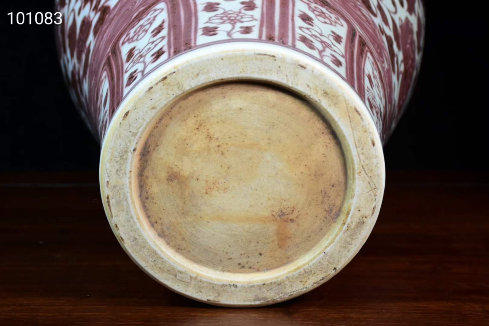 大明宣德年制釉里红花卉梅瓶一对，器型规整精致，釉水肥厚，发色纯正