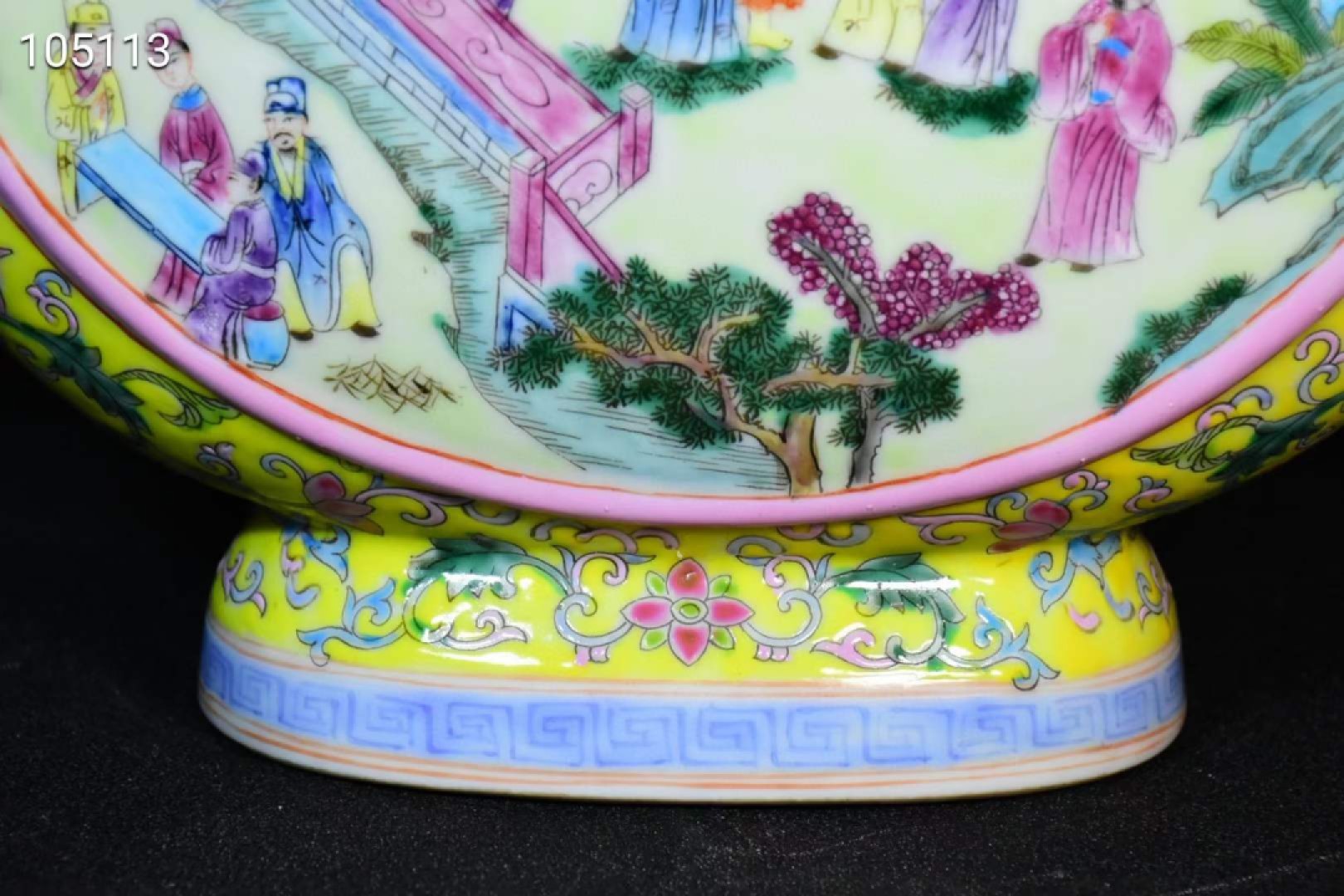 旧藏大清乾隆年制珐琅彩人物抱月瓶，器型规整精致，画工精细，纯