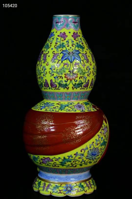旧藏大清乾隆年制珐琅彩链体包袱葫芦瓶，造型独特，器型规整精致，品相完美如图 旧藏大清乾隆年制珐琅彩链体包袱葫芦瓶，造型独特，器型规整精致，品相完美如图