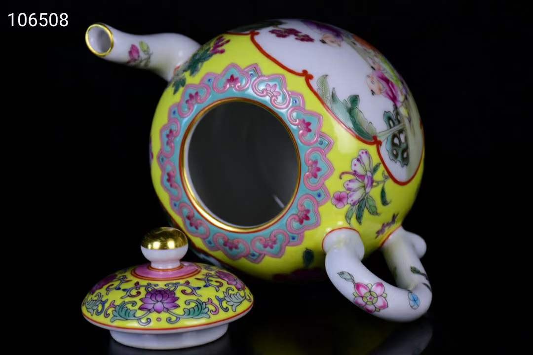 大清雍正年制珐琅彩开光人物茶壶，器型规整精致，画工精细，纯手绘画工 大清雍正年制珐琅彩开光人物茶壶，器型规整精致，画工精细，纯手绘画工