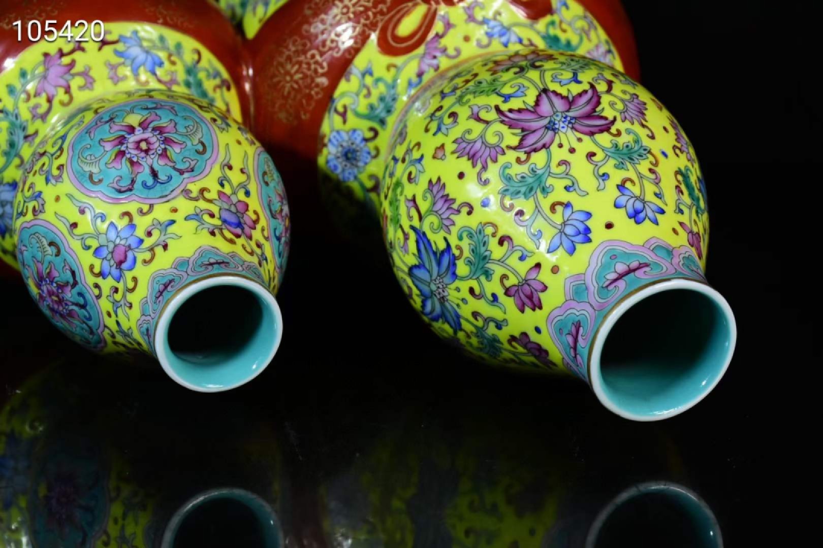 旧藏大清乾隆年制珐琅彩链体包袱葫芦瓶，造型独特，器型规整精致，品相完美如图 旧藏大清乾隆年制珐琅彩链体包袱葫芦瓶，造型独特，器型规整精致，品相完美如图