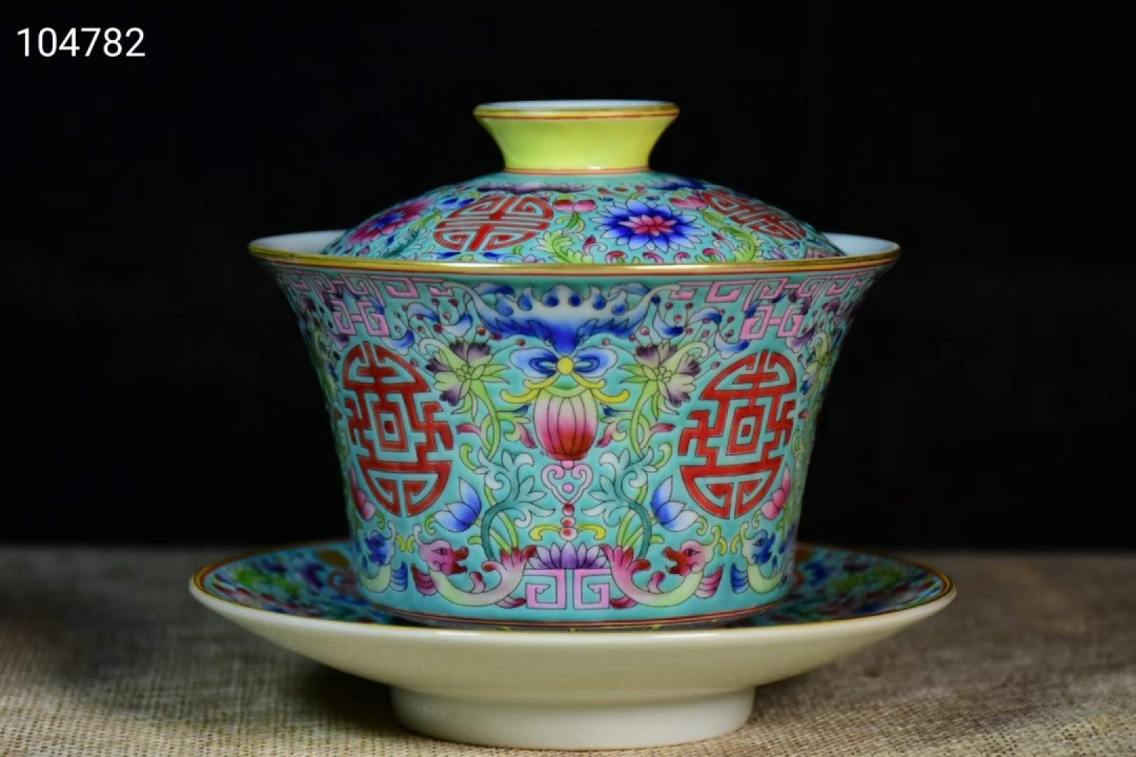 旧藏大清乾隆年制珐琅彩花卉茶杯一对，器型规整精致，发色纯正，纯手