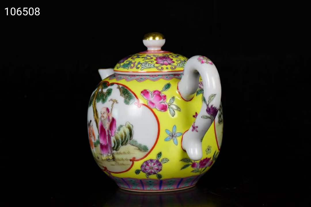 大清雍正年制珐琅彩开光人物茶壶，器型规整精致，画工精细，纯手绘画工 大清雍正年制珐琅彩开光人物茶壶，器型规整精致，画工精细，纯手绘画工