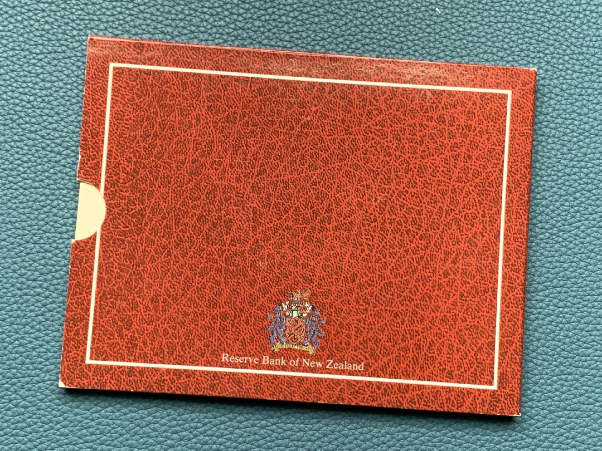 《竞宝斋》第151场-周日，周一，周四 3场 (全场包邮) 卡装 新西兰1997年 基督城纪念5元大型镍币 BU品