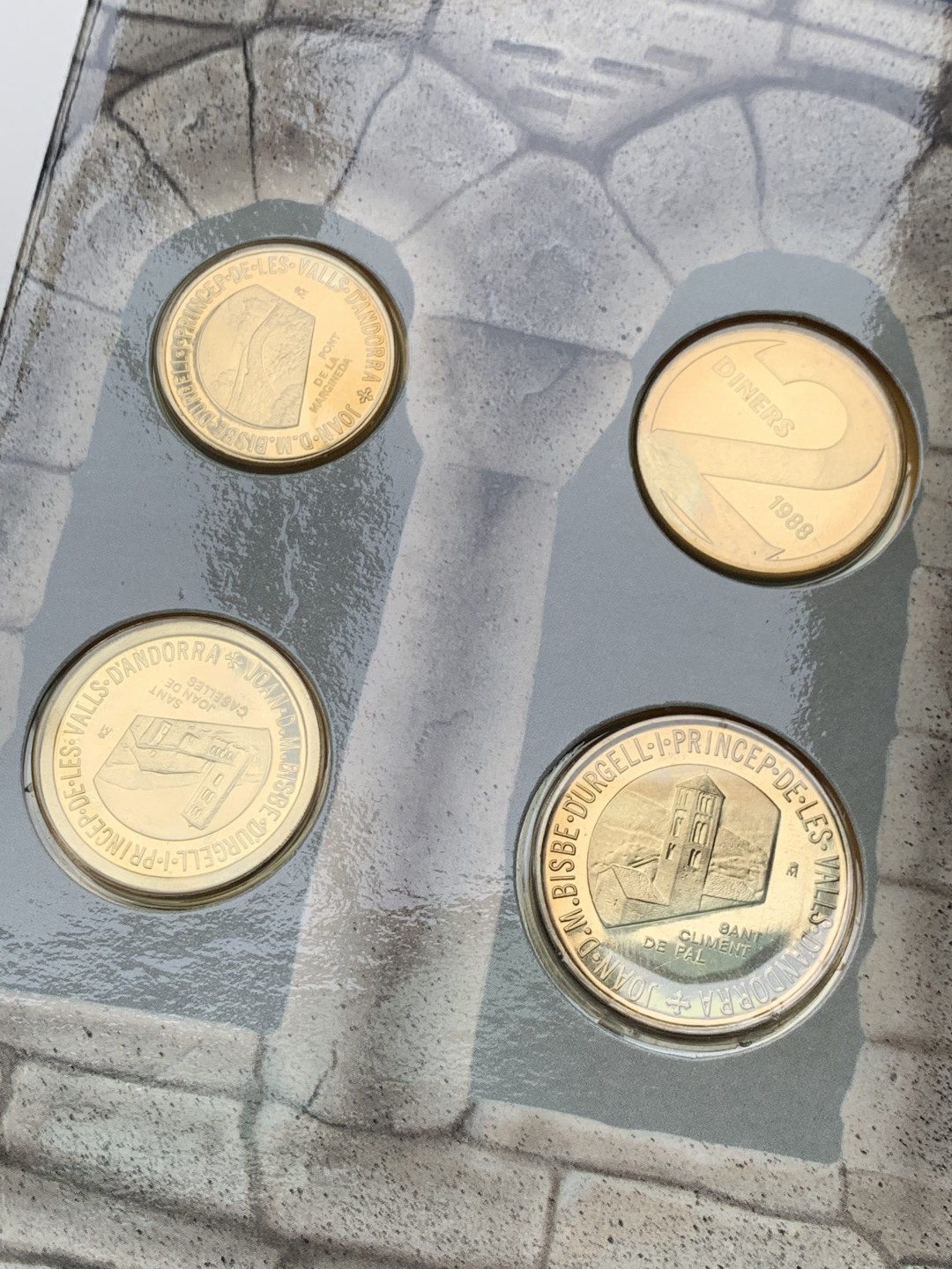 《竞宝斋》第151场-周日，周一，周四 3场 (全场包邮) 卡装 安道尔1988年 1/2/5/10第纳尔 四枚套硬币 其中最大枚是银币 8克 90%银 发行量只有一万套
