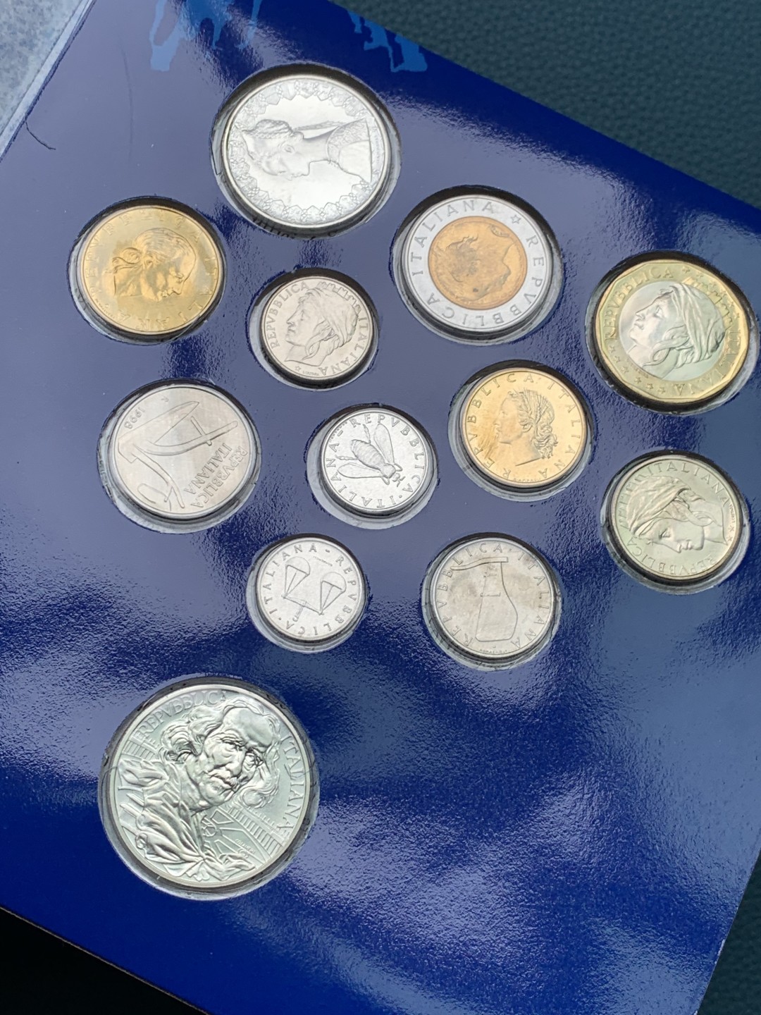 《竞宝斋》第151场-周日，周一，周四 3场 (全场包邮) 意大利1998年套币，含2枚银币，册子很大