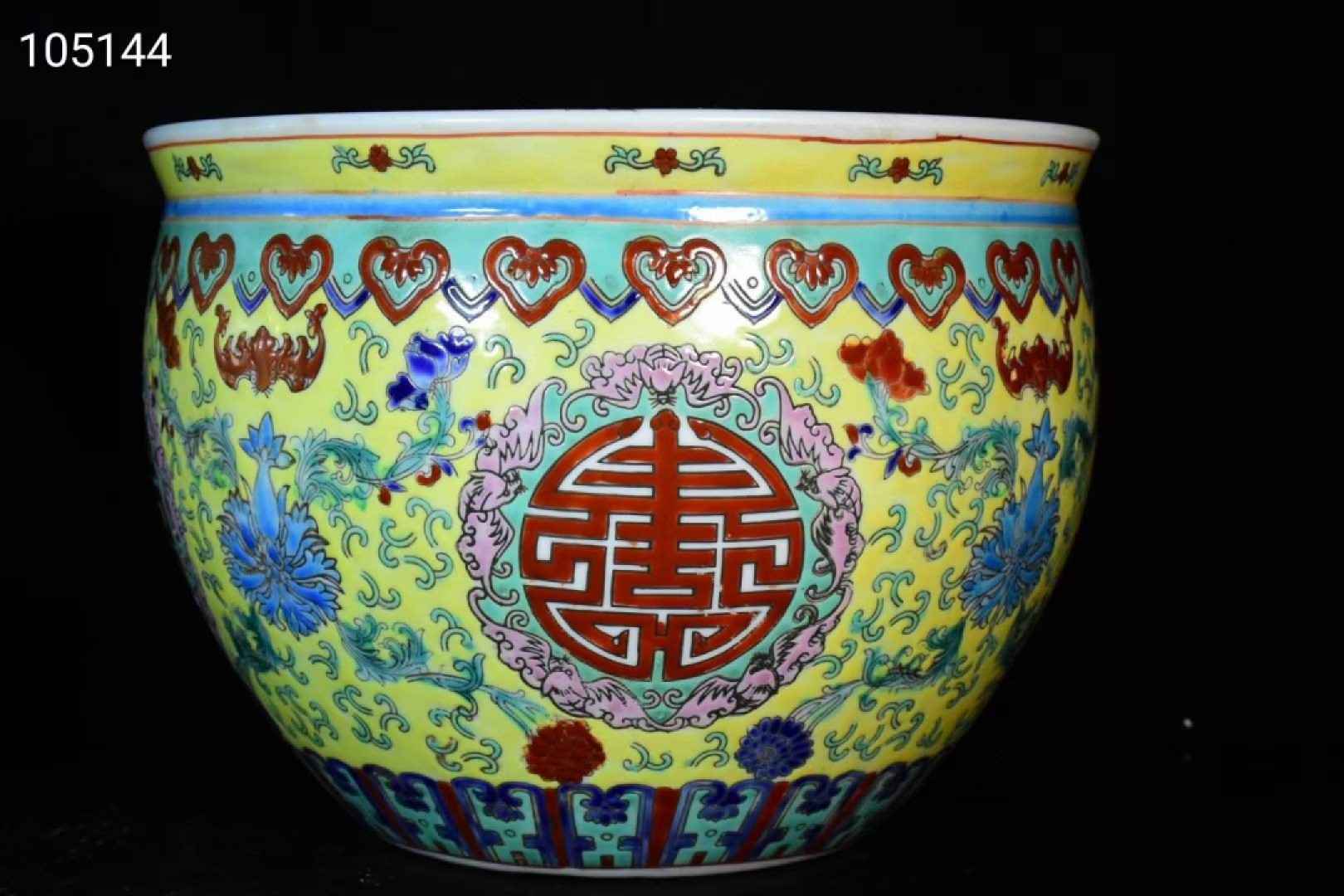 旧藏大清乾隆年制珐琅彩寿字卷缸一对 旧藏大清乾隆年制珐琅彩寿字卷缸一对